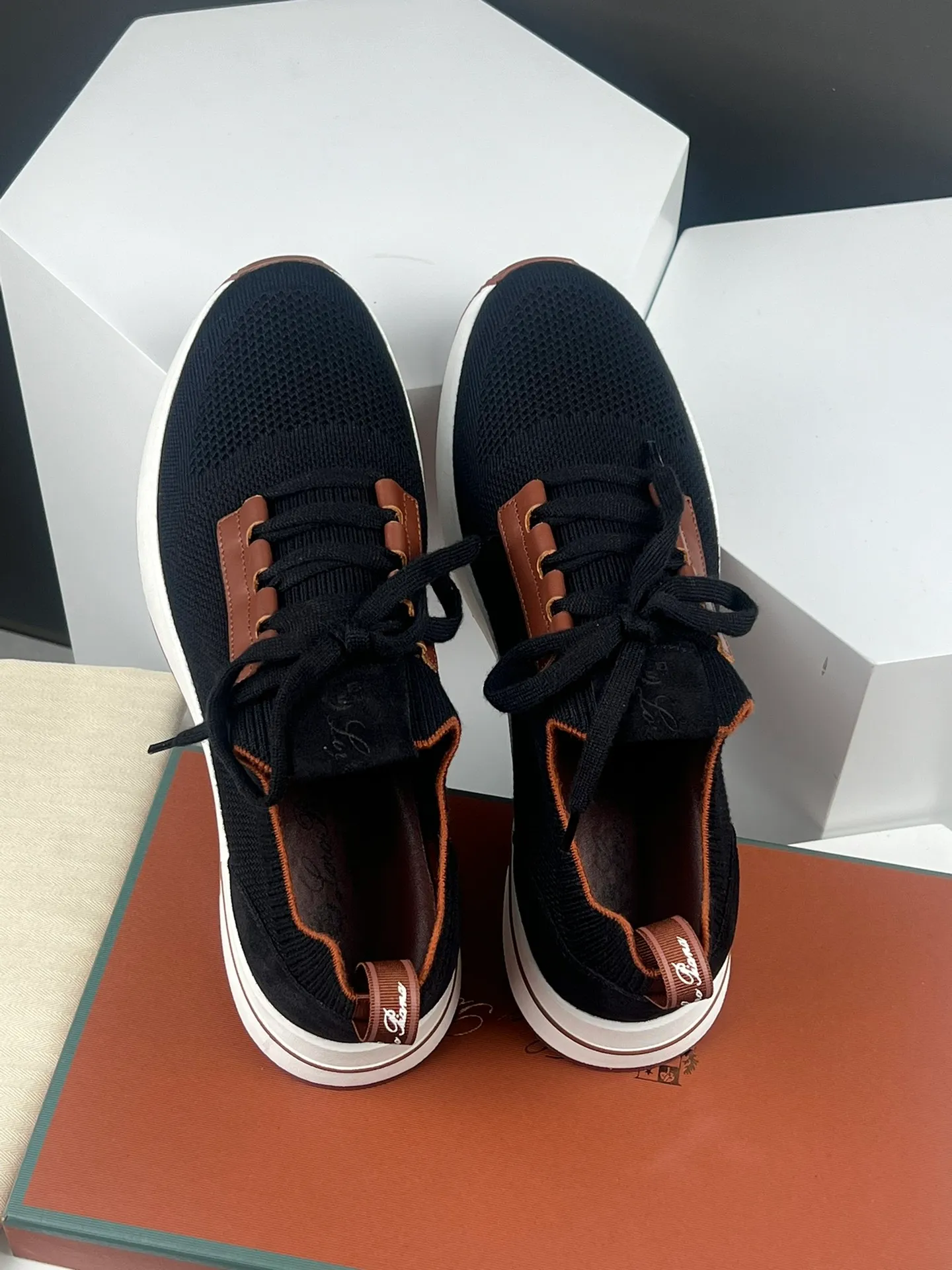 Factory price 420💰L men's shoes💰New product on sale Loro men's shoes💰iana knitted sneakers｜Made of Wish wool blended fabric｜The upper is made of unique knitted fabric production technology｜Comprehensive one-to-one restoration of the counter process｜Additional original molded rubber three-color combination technology outsole｜Size: 39-44 (customized at 45.46)